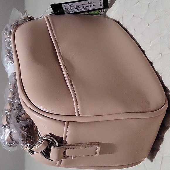 NWT Badgley Mischka Elegant Quilted Vegan Leather Tan Crossbody/Camera   Bag - Picture 5 of 16